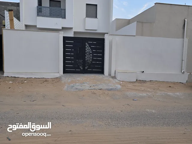 175 m2 4 Bedrooms Townhouse for Sale in Tripoli Ain Zara