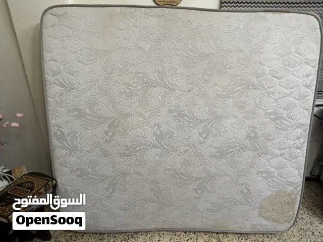 فرشة إسفنج ضغط عالي تفصيل بحالة جيدة