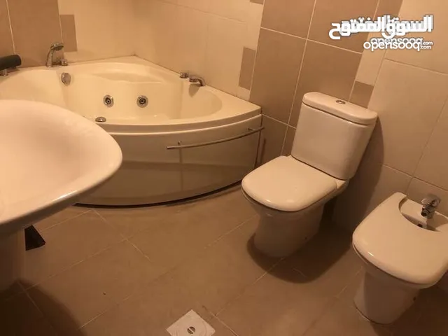 3 حمامات نوع روكا ايطالي للبيع مع بطاريات جروهي و قاطعين شور وجاكوزي موضحه كل التفاصيل