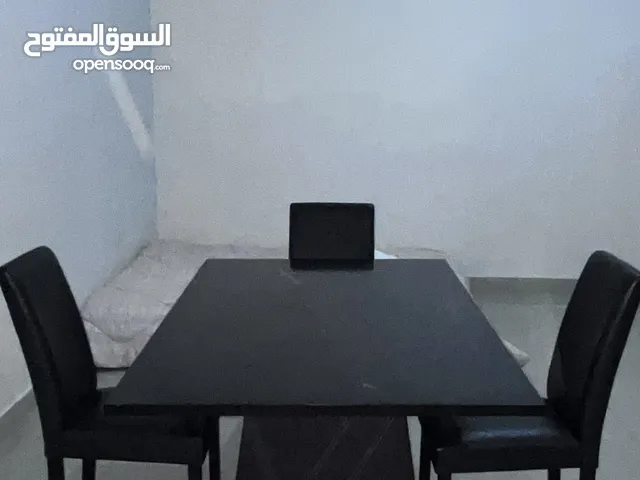 طاولة طعام Food table