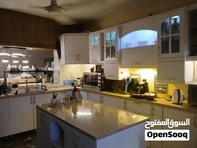 مطبخ كبير مع جزيره وسطيه