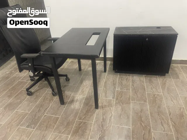 مكتب وكرسي وخزانه