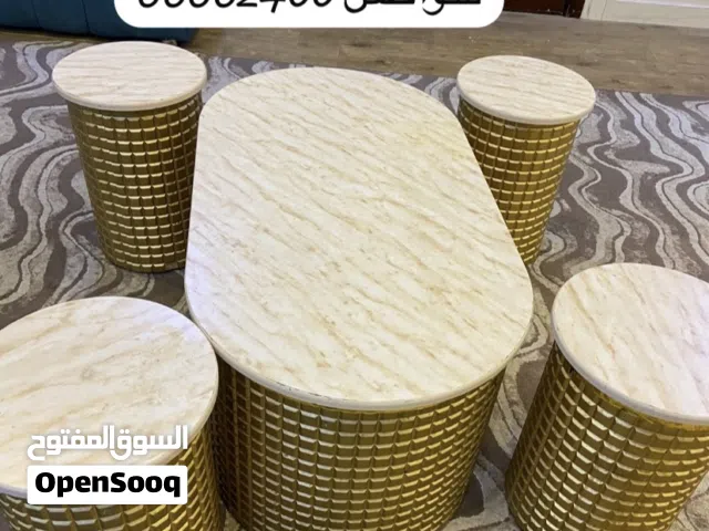 طاولة ضيافه كبيره مع اربع طاولات صغار خشب بحاله جيده
