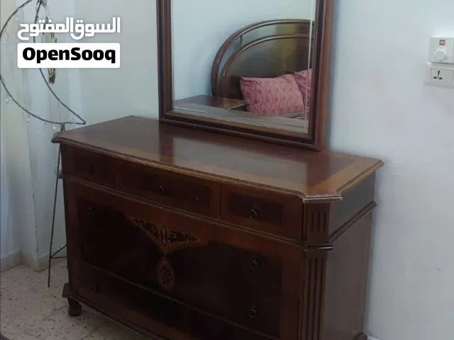 غرفة نوم من الخشب الممتاز والمتين، صناعة قوية وجودة عالية، تتميز بتصميم أنيق وكلاسيكي،ولون خشبي دافئ