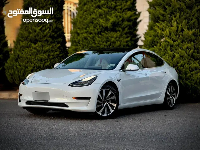 سياره تيسلا موديل 3 ستاندر بلص السياره بصلاه ع النبي مو ناقصها شي وما رح قصر مع الشرا وقابل للتفاوض