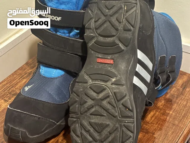 جزمه اديداس بتزبط للجنسين مقاسها 39 وثلث