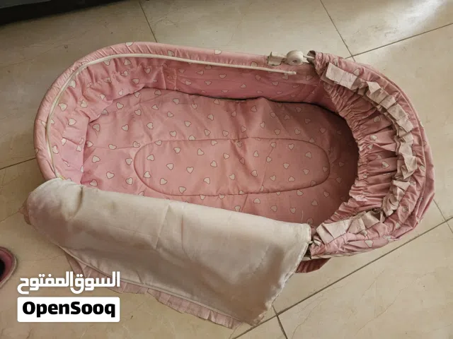 منام طفل وردي حديث الولادة ثابت   الغطاء العلوي متحرك والغطاء يحتوي على سحاب