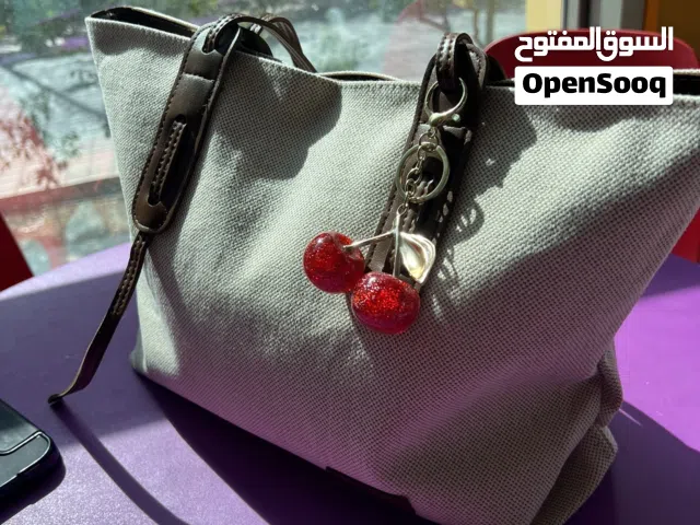 حقيبه كتف كبيره الحجم