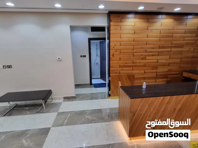 للايجار نصف دور تجاري مساحتة 313 متر مربع بمول تجاري بمنطقة السالمية اطلالتة بحرية يصلح لمختلف النش