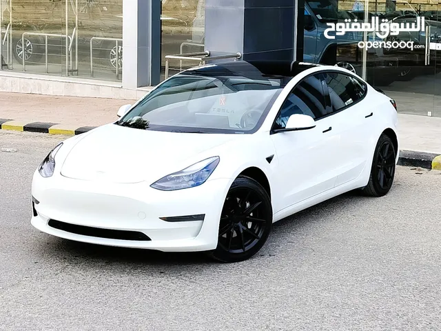 تيسلا 2022 model 3 فحص كامل اوتوسكور +B بحالة الوكالة في الحرة لون مميز للبيع بسعر لقطة ومحرووووق