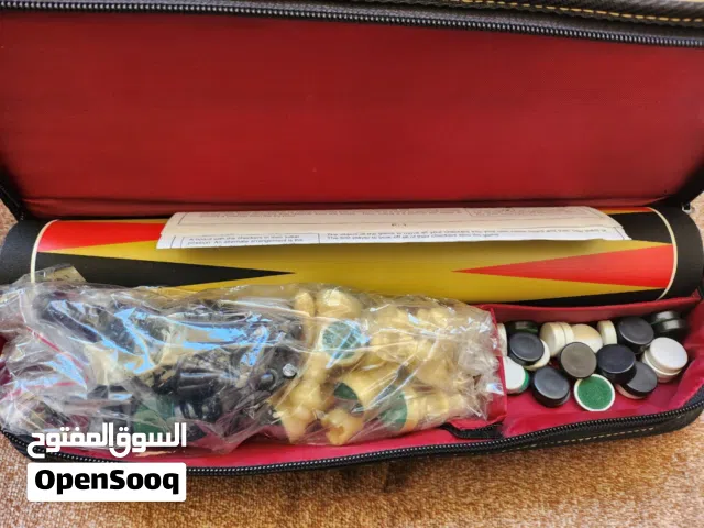 طقم طاولة + شطرنج داخل حقيبة مميزة جداً رول رقعة من الجلد الفخم بلون اسود و ذهبي و قطع شطرنج عاجية !