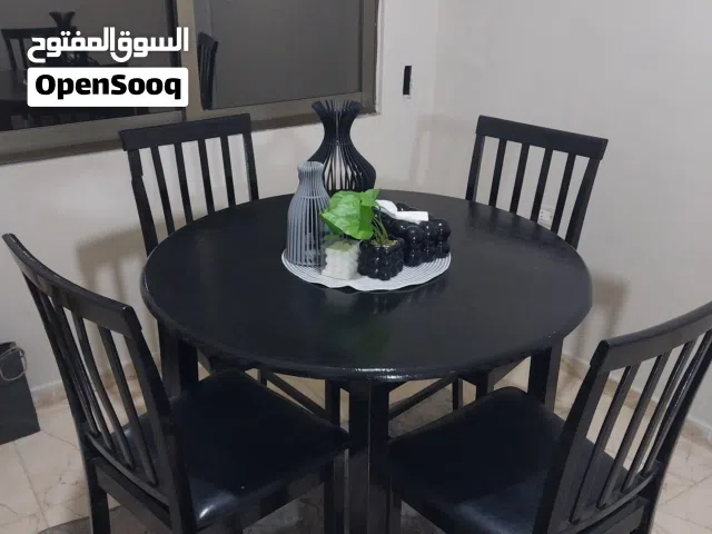 طاولة سفرة مع اربع كراسي للبيع 50دينار