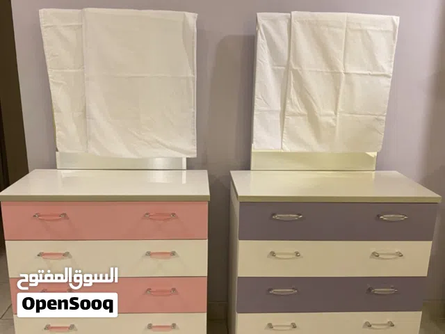 غرفة نوم بناتي ممكن البيع بالقطعة من سرير وكمدينة وتسريحة ومكتب وأرفف وشماعة تعليقة للملابس