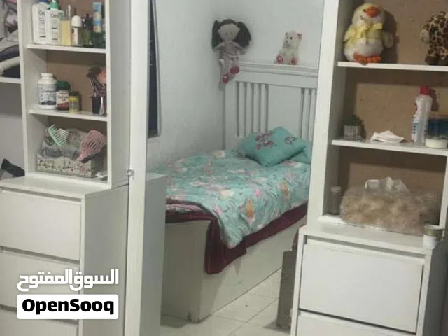 تسريحة ب 8 ادراج مع مراية كبيرة للبيع