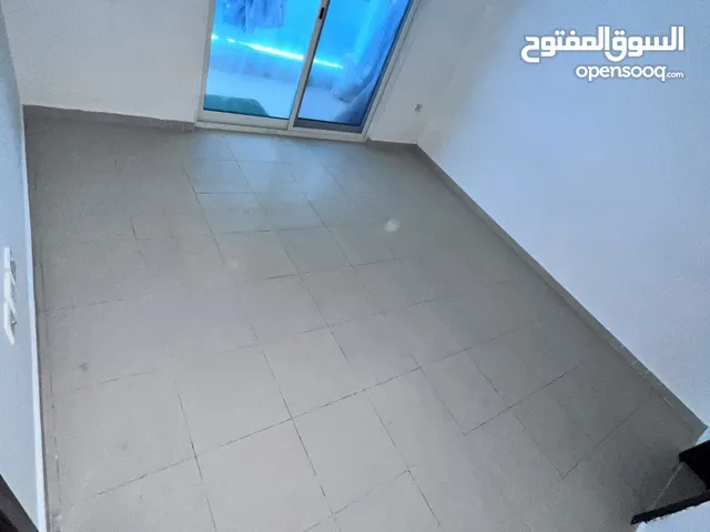 شقق للإيجار في النعيمية 3 موقع مميز باركن وتكييف مجاني