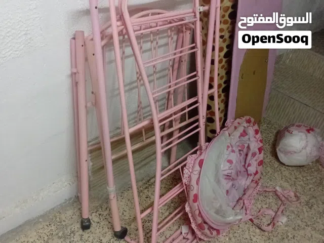 تخت بيبي كامل مش ناقص اشي بس بدو شويه صيانه خفيفه