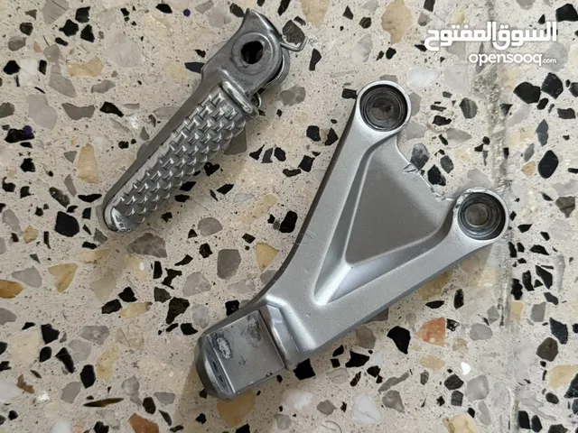 للبيع قاعدة مع الدوسة للجانب اليسار تركب من موديل 2017 لحد موديل 2025