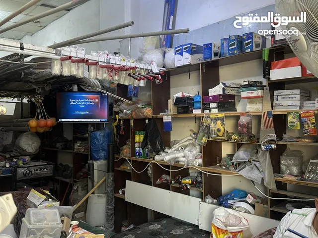 محل مواد بناء للبيع في المفرق