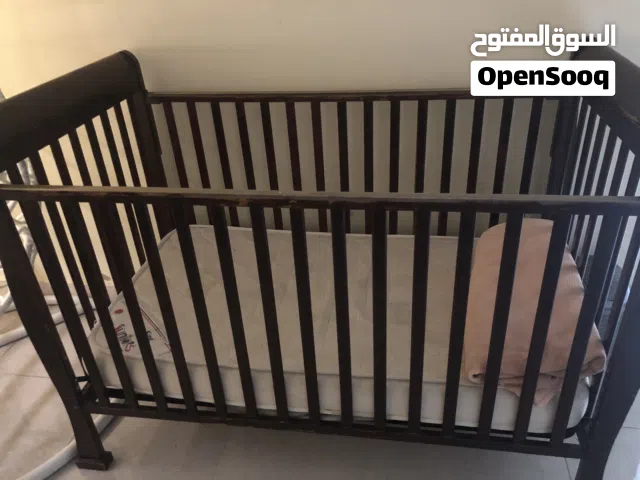 سرير مع المرتبة وهزازة وكرسي سيارة وعربياية