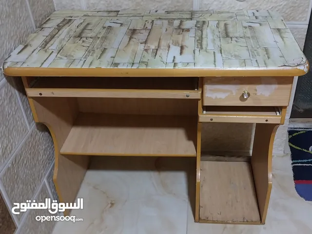 طاولة مكتب بحالة ممتازة للبيع