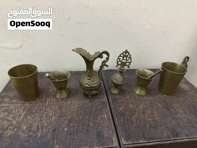 مجموعه نحاسيه أنيقه صغيره ولطيفه تتكون من عده قطع كوبين نحاس وهاونين ومكحله وأبريق