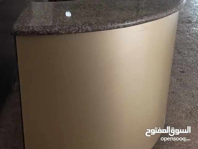 مكتب مميز مع بلاطة جرانيت