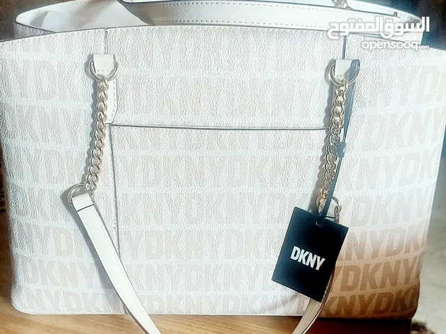 شنتة جديدة وارد اميركا ماركة DKNY اصلية حجم كبير لون اوف وايت