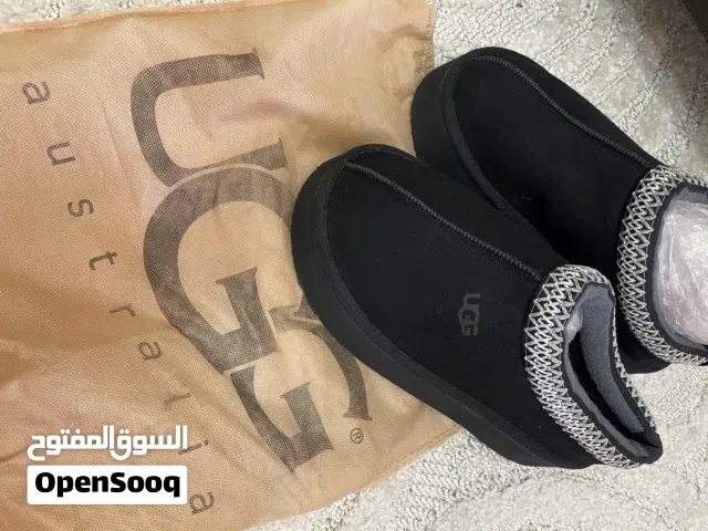 حذائين uggs (واحد بيج و واحد اسود)