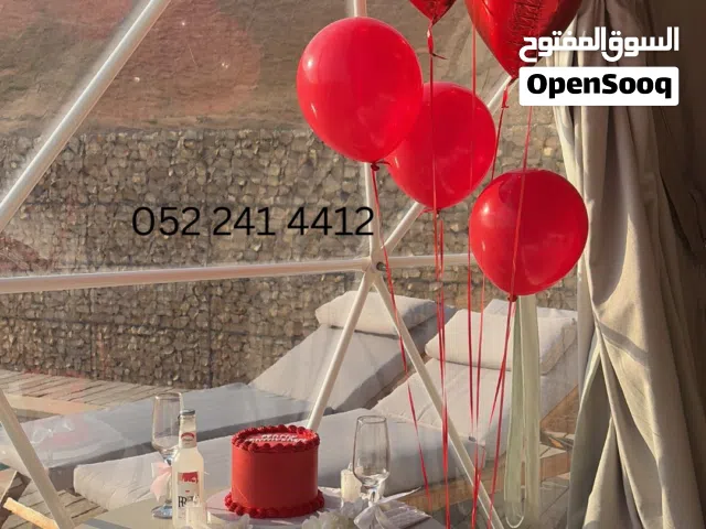 تزيين الغرف الفندقية مع كمية ضخمه من الورد الطبيعي وغيرها