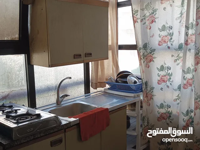 استديو غرفة وصالون في ضاحية الرشيد للايجار 170دينار شامل ماء وكهرباء وحارس