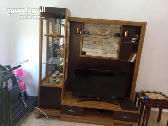 للبيع صالون كامل كنب مع بوفيه مع طاولاته وخزانة احذية وسجادة