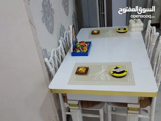 ميز طعام ابيض