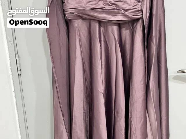فساتين نساء شبه جديده نظيفه جدا. مع فساتين اطفال. بنات. من 3 سنوات ل 4