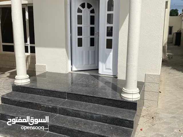 فيلا راقية للايجار في العذيبة خلف الفير