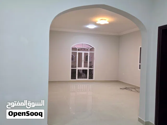 فيلا للايجار في مسقط الخوض 5غرف 4حمامات مطبخ راكب  مكيفات اسبيلت راكب