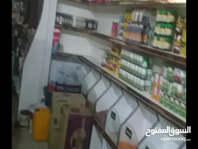سوبرماركت للبيع خمس فتحات ركنيه وفتحه مكتبةالموقع استراتيجي الرفوف خشب واستييل وزجاج فاخرمن