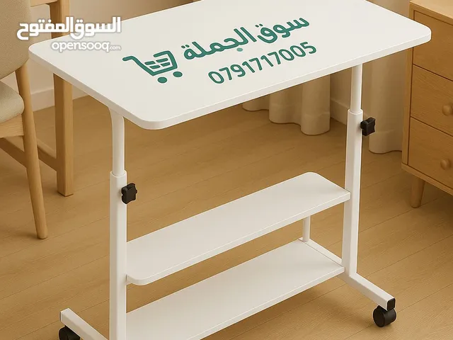 طاولة لابتوب متحركة... راحتك وين ما تكون! خفيفة، أنيقة، بتتعدل حسب مزاجك، ومعها رف سفلي عملي جداً!