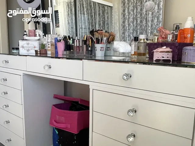 تسريحة مع مراي وجوارير