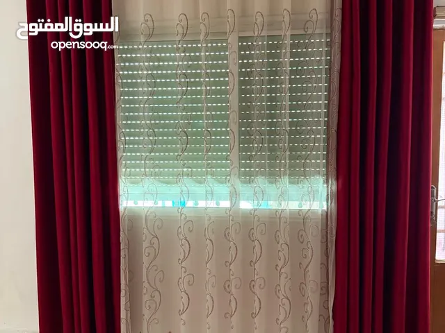ستائر مستعمله للبيع لشباكين جلد الغزال لون خمري