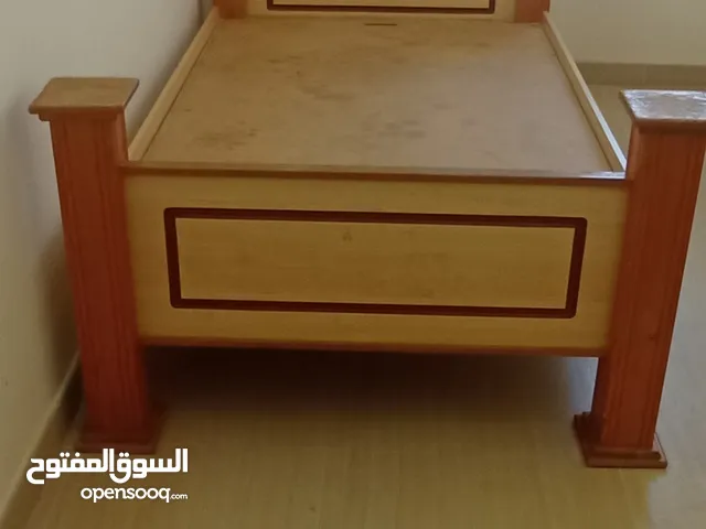 سرير خشب كبير