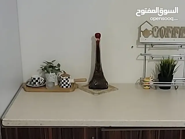 دولاب مطبخ  قوي وفخامه شبه جديد المنيوم والابواب خشب  وارد السعوديه