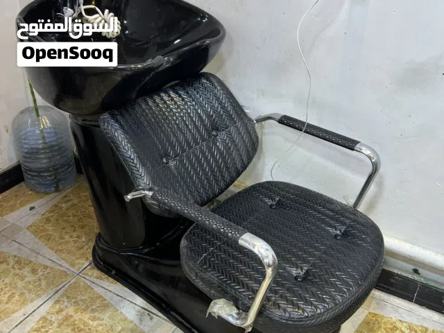 مرايات عدد3+مغسله سديه جداً نضيفات وقليل مستخدمات ارتفاع 200والعرض100 لون اسود كلهن لون واحد