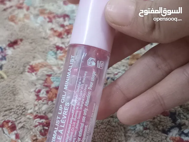 جلوس جدا جميل الى اعمى الشفايف