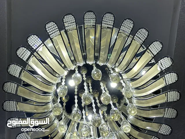 ثرية دائرية كرستال اصلي ثلاث ألوان بحالة ممتازة استعمال بسيط