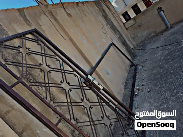 باب حديد ثقيل مع الغال وكاله للبيع قياس مترين طول بعرض متر مش بحاجه لاي اشي مدهون جاهز للتركيب مباشر