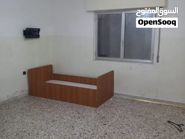 شقة للايجار طرابلس شارع الجمهوريه مطلوب شباب عزابه