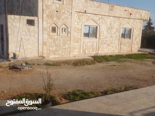 بيوت   للبيع الموقع  امام باب مخيم الزعتري