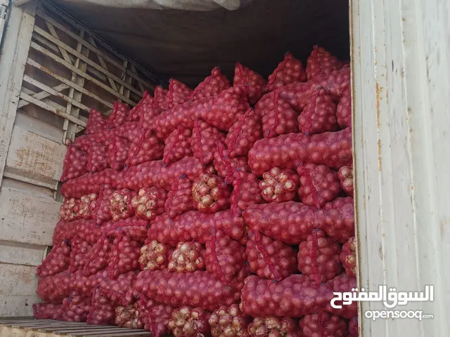 بصل يمني مستورد بالطن السعر135ريا فقط للبيع كاش موجود ولاية نزوى تنوف الجاد يتواصل معنا بدون توصيل