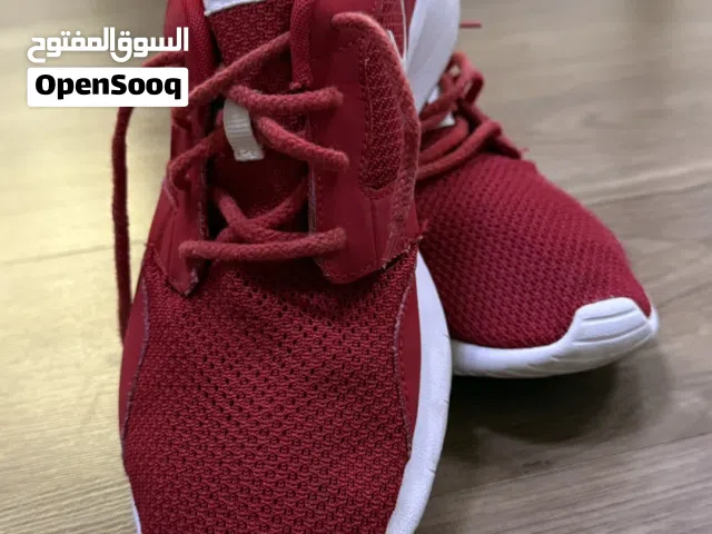 ثلاث بواط للبيع