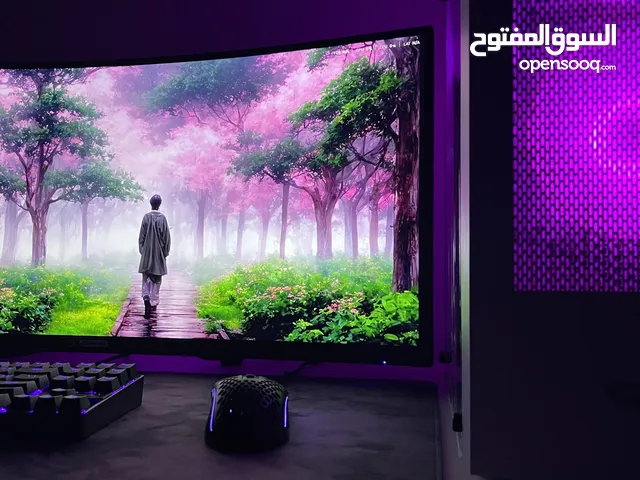 كمبيوتر قوي مع شاشة الترا وايد والستاند مالها